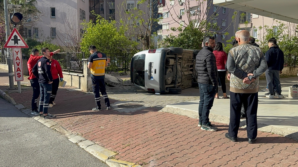 Antalya'da hafif ticari aracın devrildiği kazada 2 kişi yaralandı