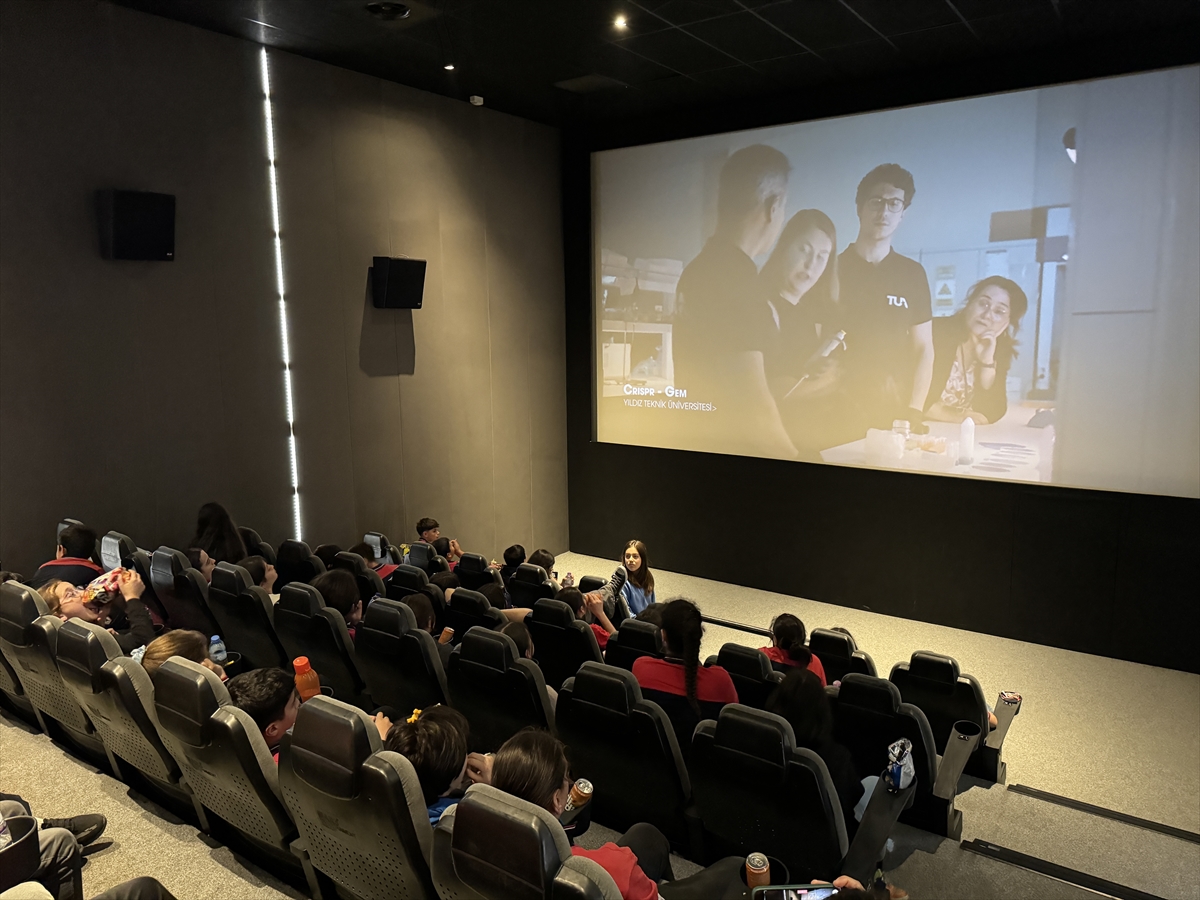 Antalya'da öğrenciler sinema salonunda “Ufkun Ötesinde” belgeselini izledi