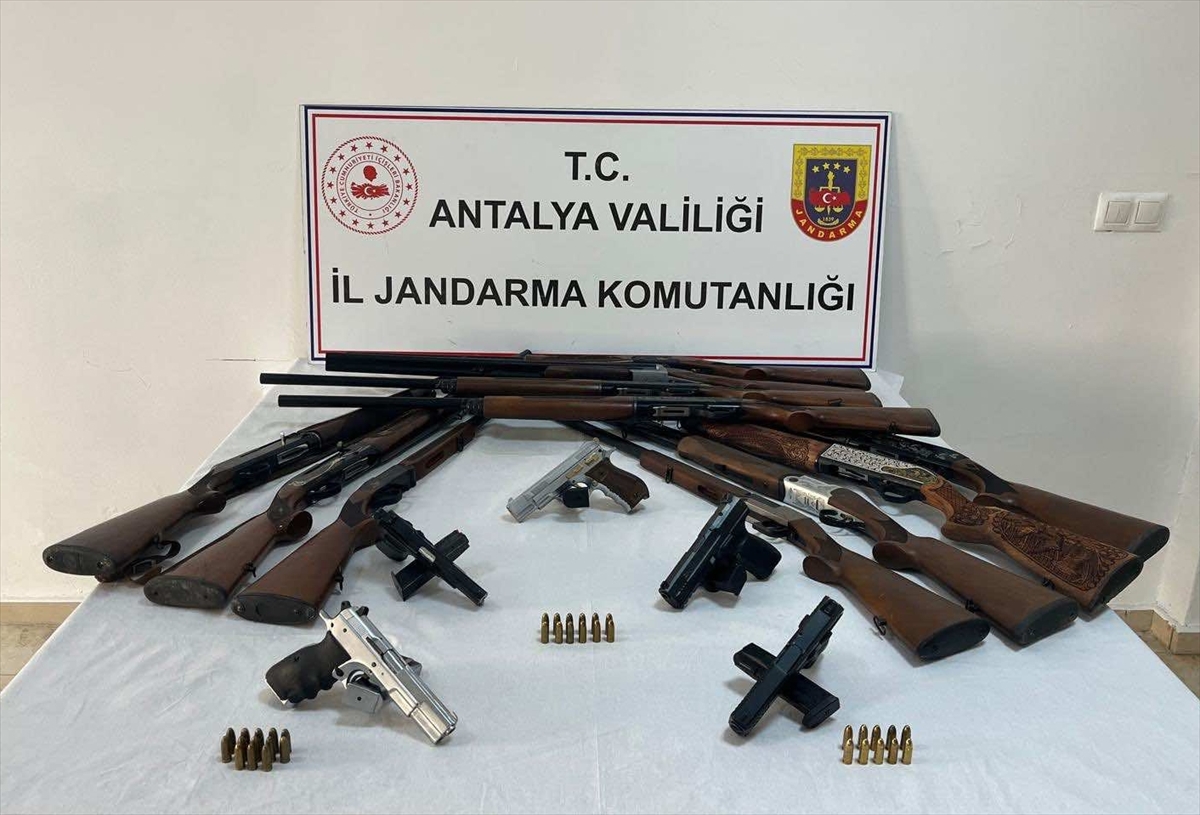 Antalya'da ruhsatsız silah operasyonunda 8 kişi yakalandı