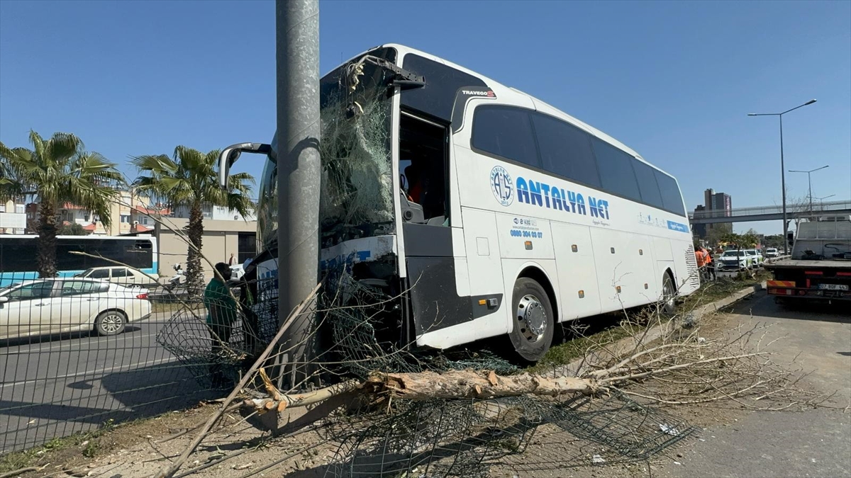 Antalya'da yolcu otobüsünün refüjdeki ağaçlara çarptığı kazada 6 kişi yaralandı