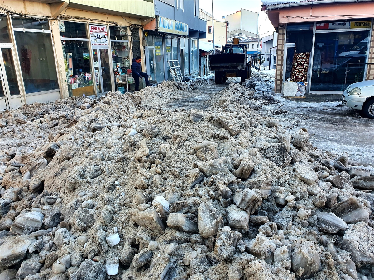 Ardahan Göle'de kar ve buz temizliği yapılıyor