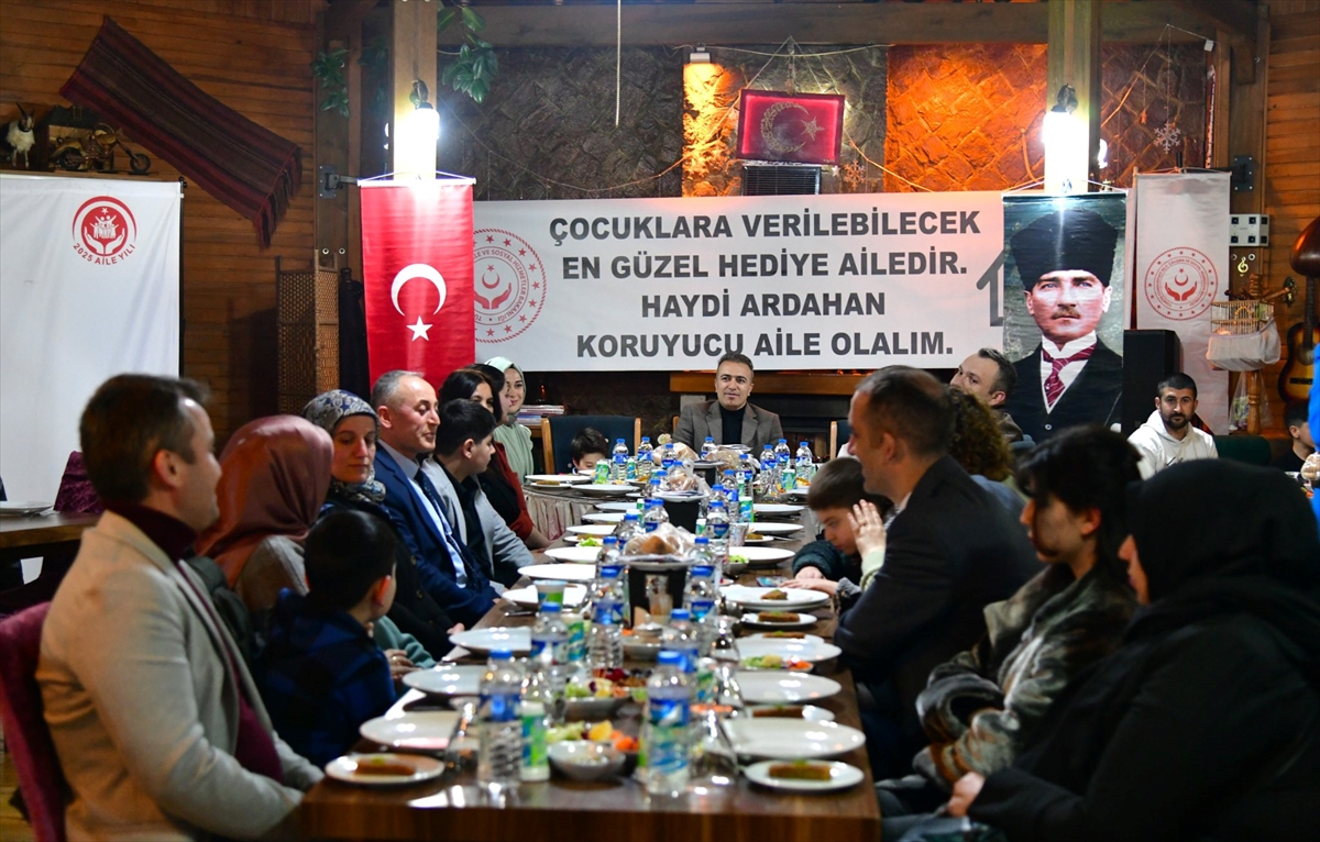 Ardahan Valisi Hayrettin Çiçek, koruyucu ailelerle iftarda buluştu