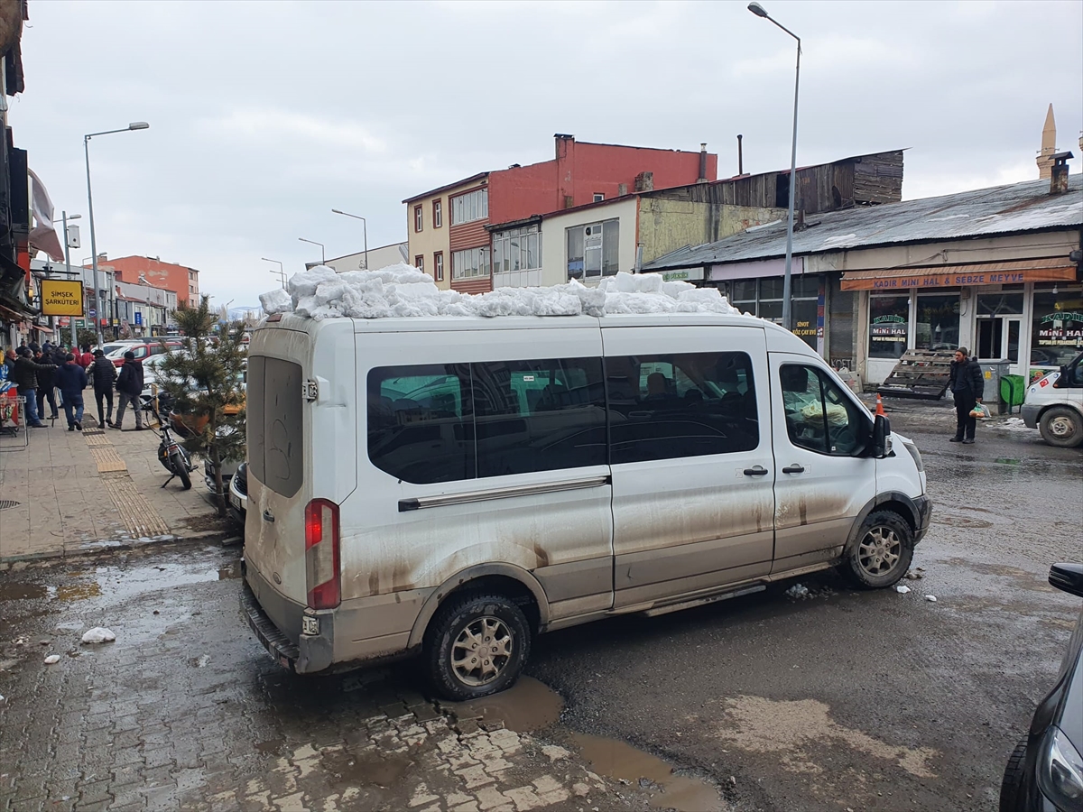 Ardahan'da üzerine kar ve buz kütlesi düşen minibüste hasar oluştu