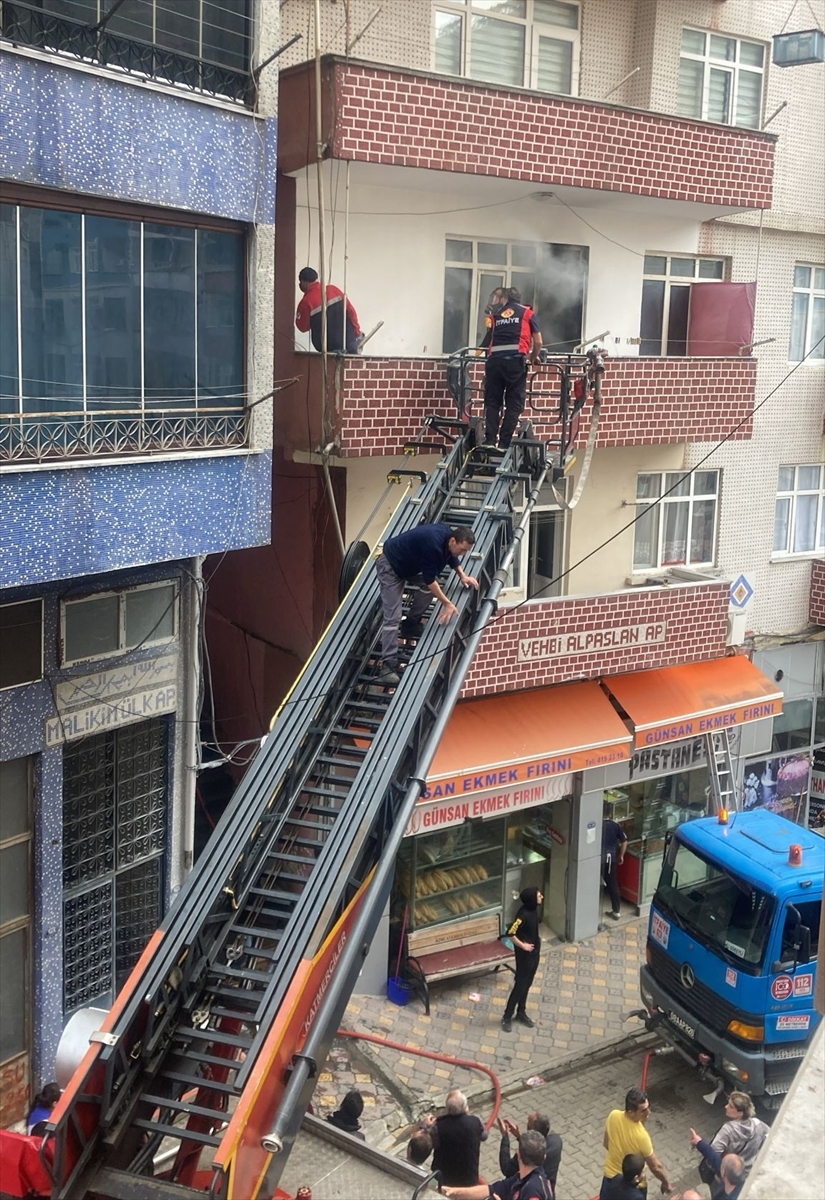 Artvin'de binada çıkan yangında 2'si çocuk 4 kişi dumandan etkilendi