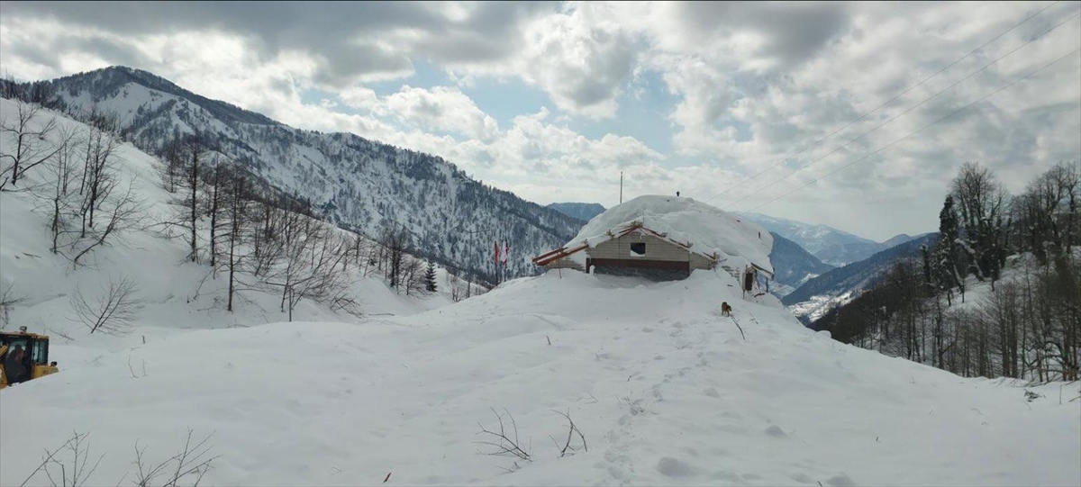 Artvin'de meydana gelen çığda iş makineleri ve bakımevinde hasar oluştu