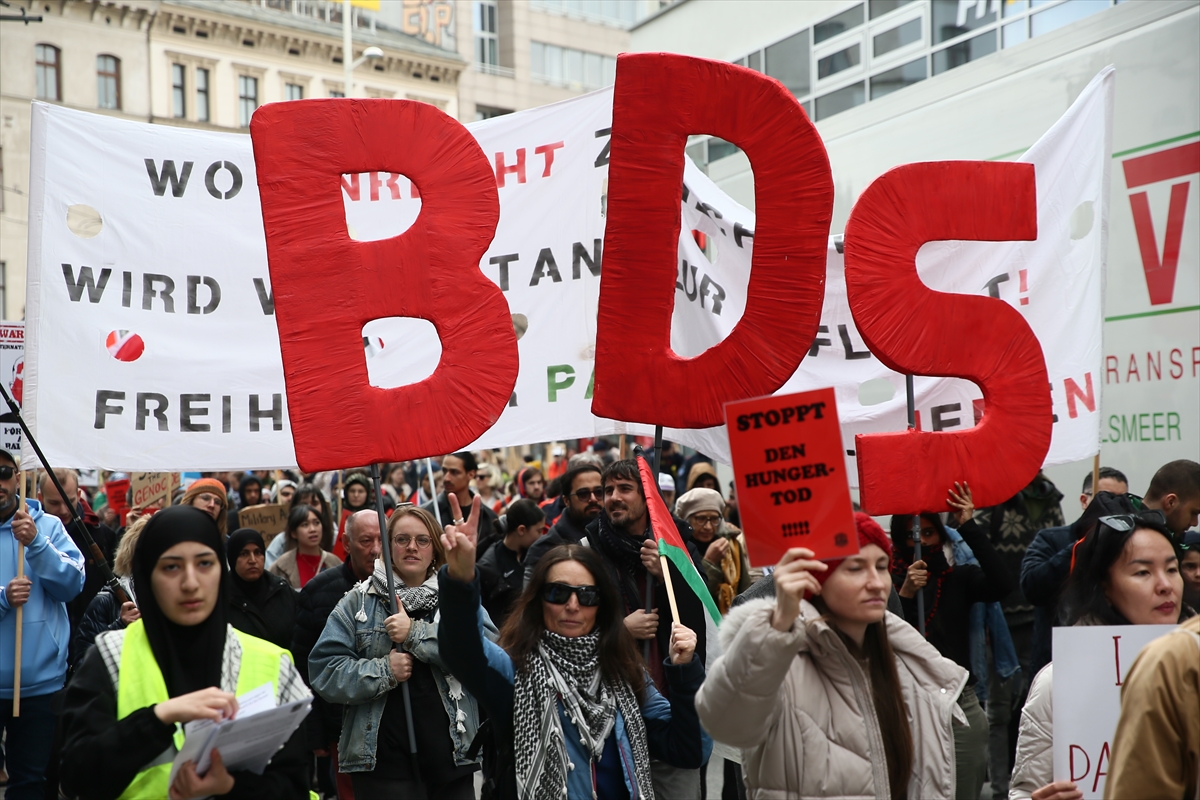 Avusturya'da İsrail'in Gazze'ye yönelik yeniden başlattığı saldırılar protesto edildi