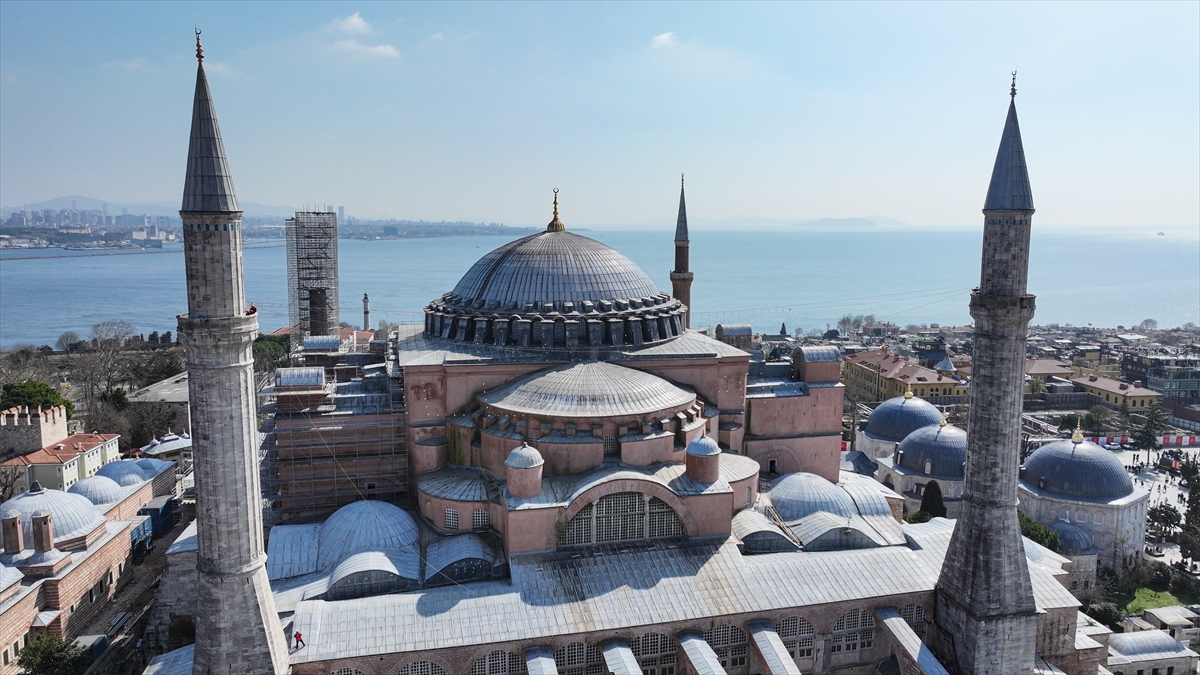 Ayasofya-i Kebir Cami-i Şerifi'ne asılan mahyanın bakımı yapıldı