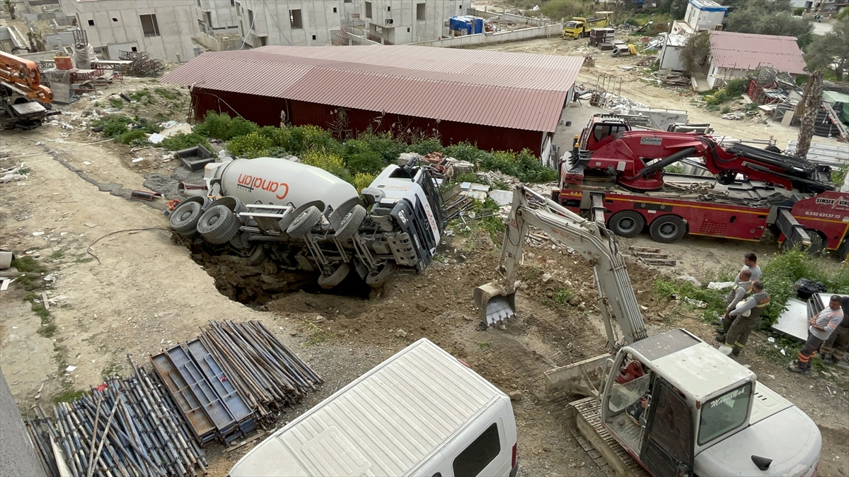 Aydın'da stabilize yol çöktü, beton mikseri oluşan çukura düştü