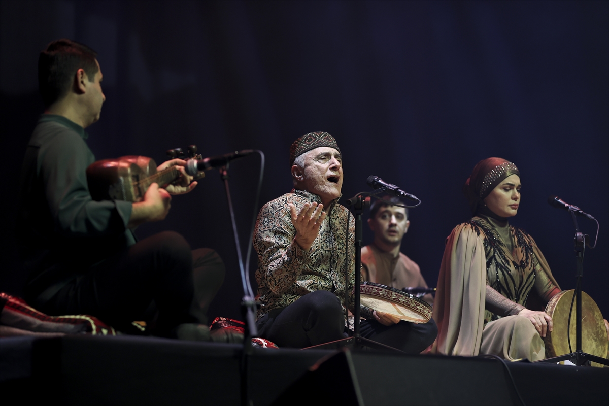 Azerbaycanlı sanatçılar Alim Kasımov ve Fergana Kasımova AKM'de konser verdi