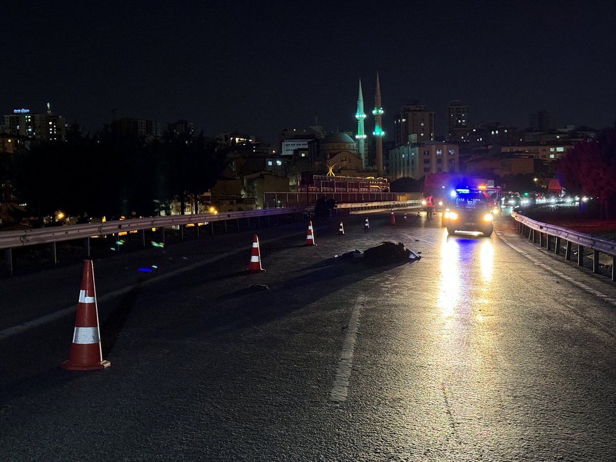 Bağcılar TEM Otoyolu'nda otomobilin çarptığı motosiklet sürücüsü öldü