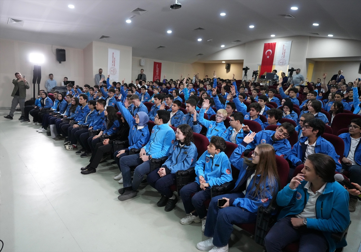 Bakan Tekin, “İftarda Konuşalım” programında öğrencilerle buluştu: