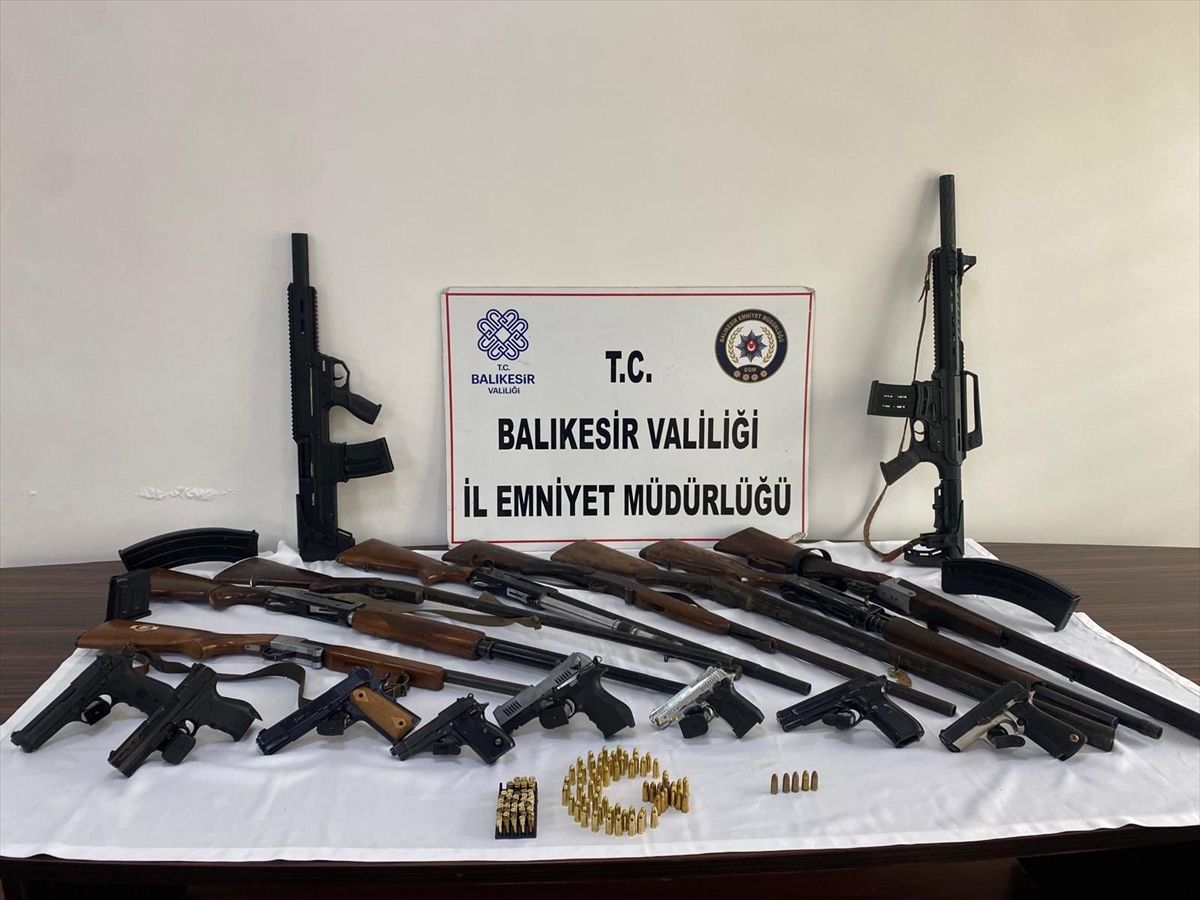 Balıkesir merkezli yasa dışı silah ticareti operasyonunda 7 zanlı yakalandı