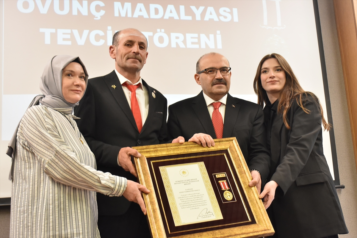 Balıkesir'de şehit aileleri ile gazilere devlet övünç madalyası ve beratı verildi