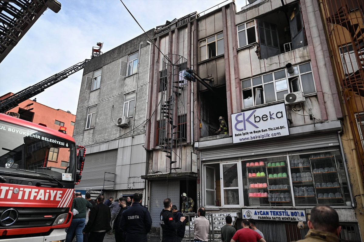 Bayrampaşa'da çorap imalathanesinde çıkan yangın söndürüldü