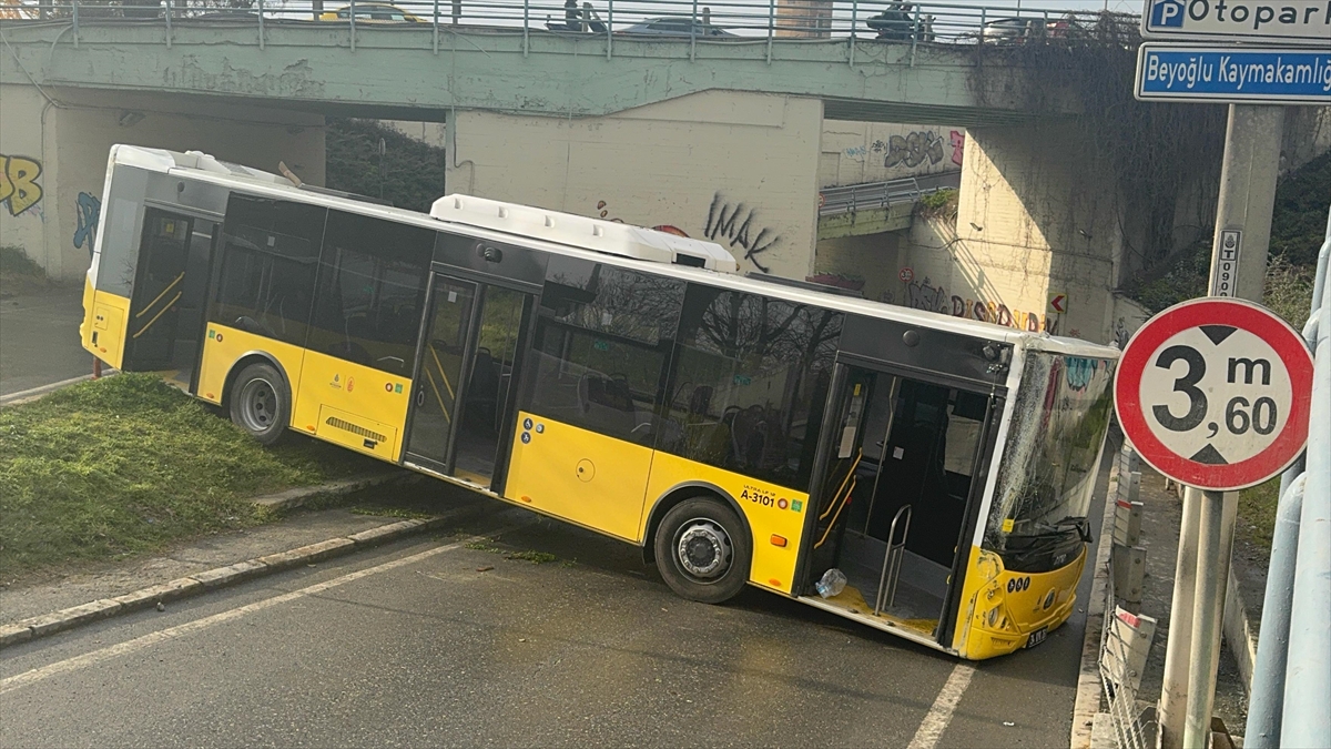 Beyoğlu'nda kontrolden çıkan İETT otobüsü kaza yaptı