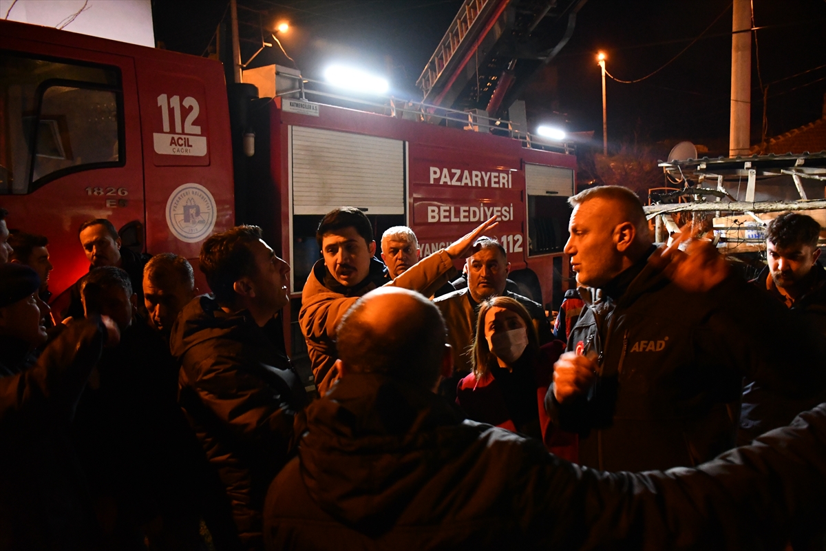 Bilecik'te samanlıkta başlayıp 3 katlı eve sıçrayan yangın söndürüldü