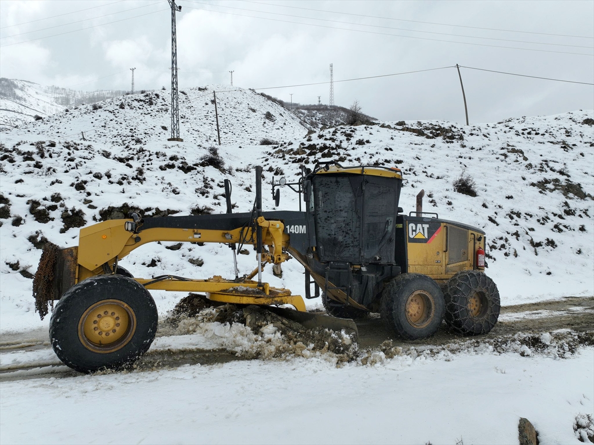 Bitlis'te kardan kapanan 80 köy yolunun açılması için ekiplerin çalışması sürüyor