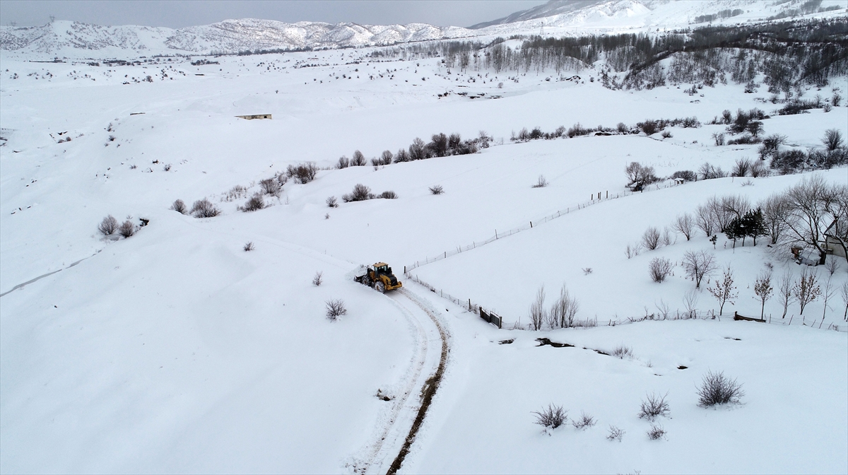 Bitlis'te kardan kapanan kilometrelerce yolu açık tutmak için mesai yapıyorlar