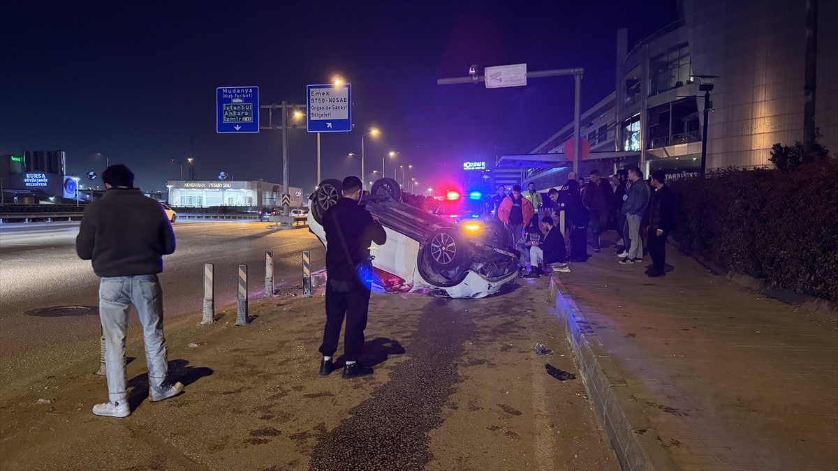 Bursa'da 3 aracın karıştığı zincirleme trafik kazasında 5 kişi yaralandı