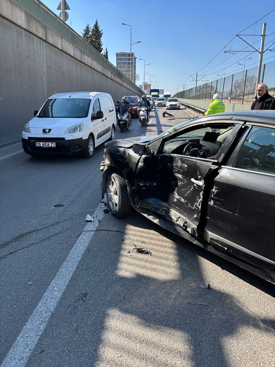 Bursa'da kamyon ile otomobilin çarpıştığı kazada Kestel İlçe Müftüsü Çelik yaralandı