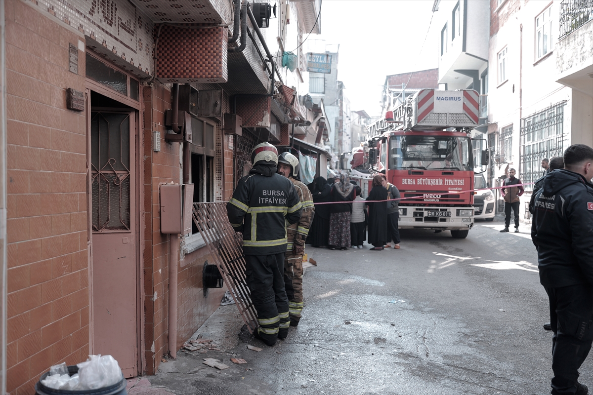 Bursa'da yangın çıkan evde mahsur kalan 4 kişi kurtarıldı