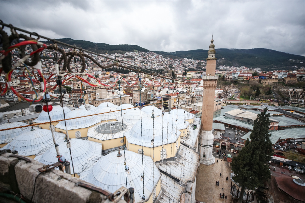 Bursa'daki tarihi Ulu Cami'nin mahyası “La ilahe illallah, Muhammedün Resulullah” oldu