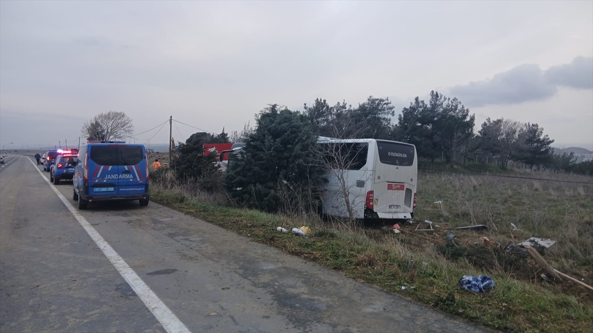 Çanakkale'de yoldan çıkıp boş araziye giren tur otobüsündeki 11 kişi yaralandı