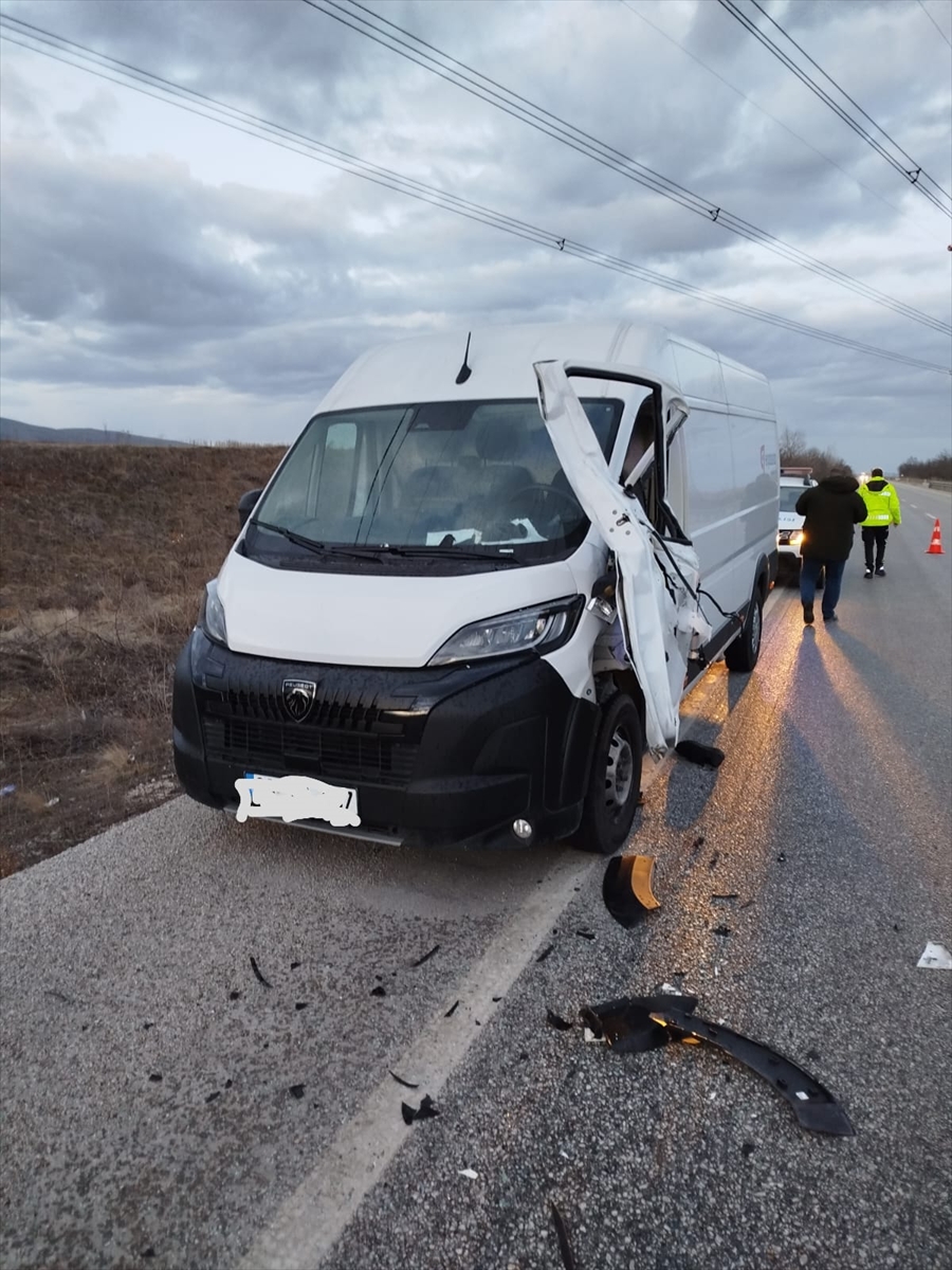 Çankırı'da emniyet şeridinde aracından inerken tır çarpan sürücü öldü