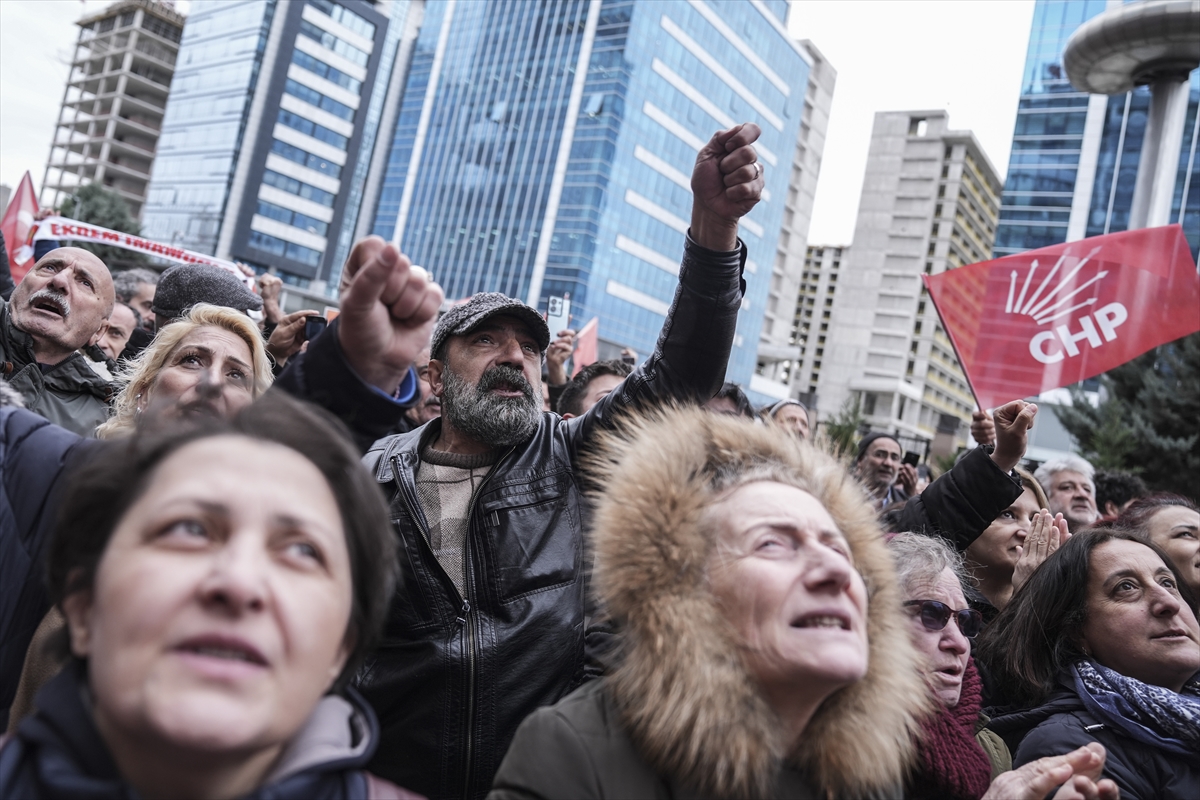 CHP milletvekilleri, İmamoğlu'nun gözaltı kararına tepki için Meclis'ten parti genel merkezine yürüdü