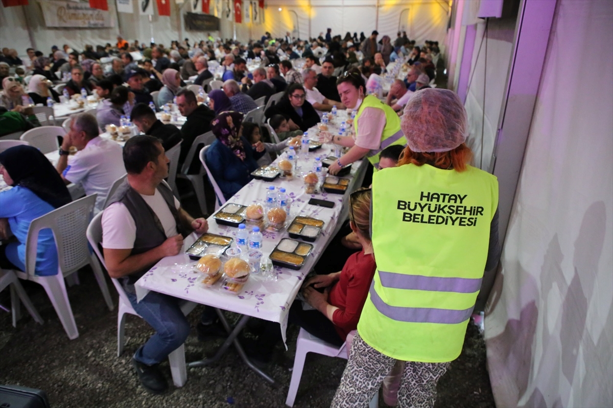 Depremzedeler “Bu sofrada kardeşlik, ramazanda bereket var” sloganıyla iftarda buluşturuluyor