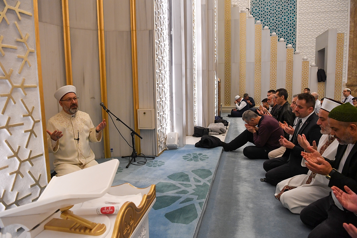 Diyanet İşleri Başkanı Erbaş, Ankara Ahmet Hamdi Akseki Camii’nde teravih namazı kıldırdı: