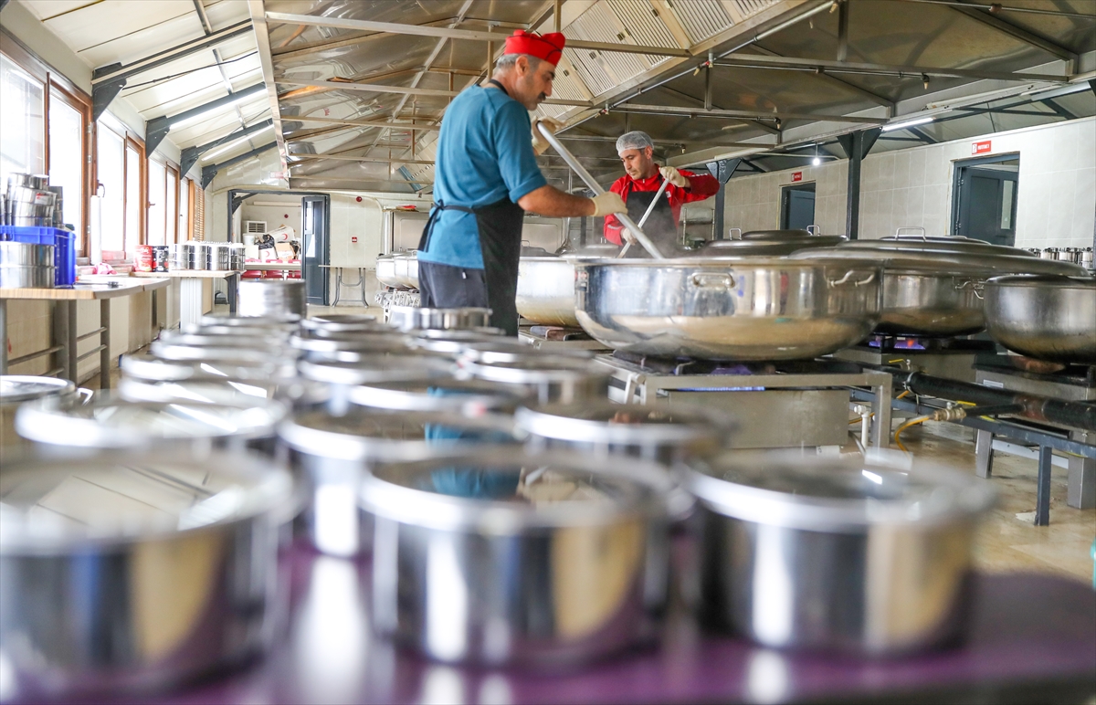 Diyarbakır'da Türk Kızılay Aşevi'nde ramazanda ihtiyaç sahipleri için yemek hazırlanıyor