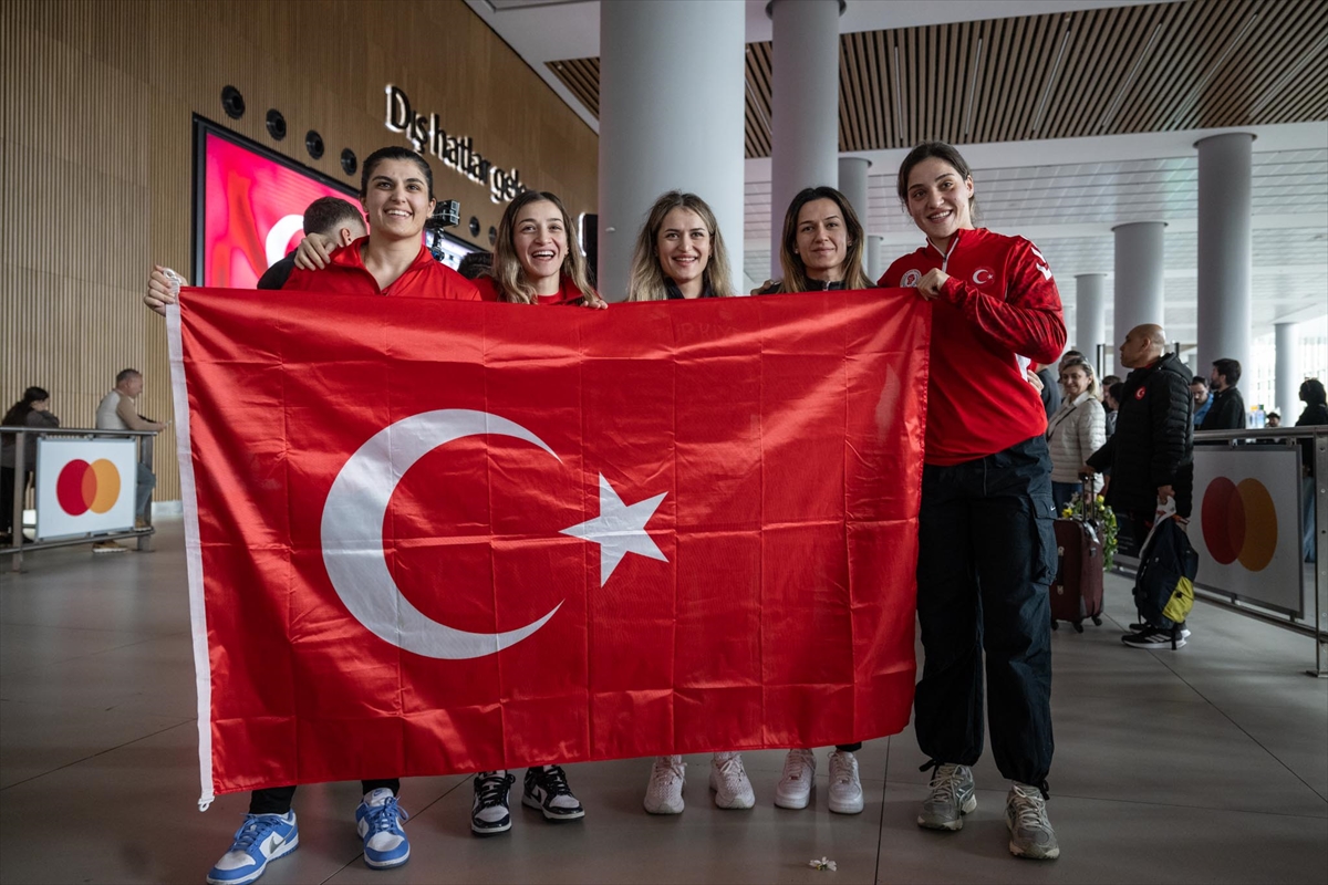 Dünya üçüncüsü Türkiye Kadın Boks Milli Takımı yurda döndü