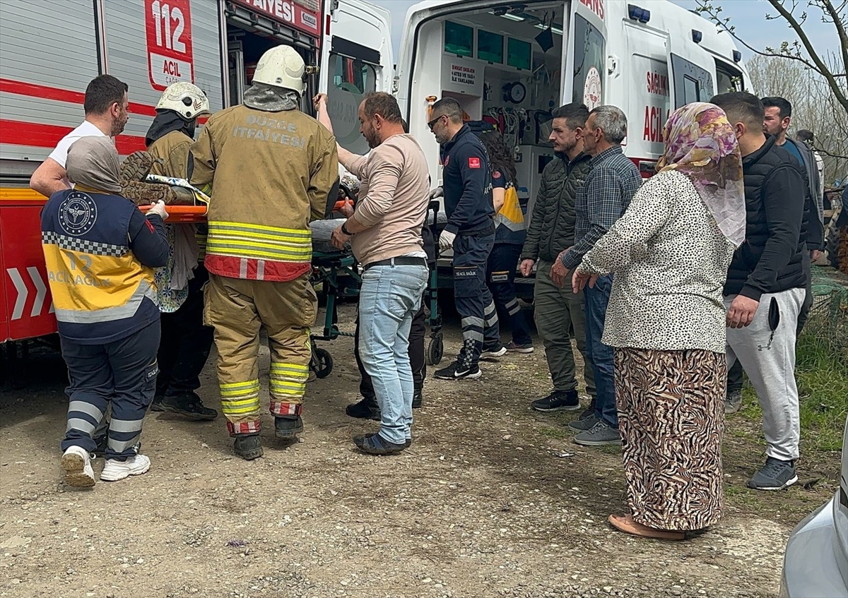 Düzce'de bacakları tarım aracına sıkışan 16 yaşındaki genç yaralandı