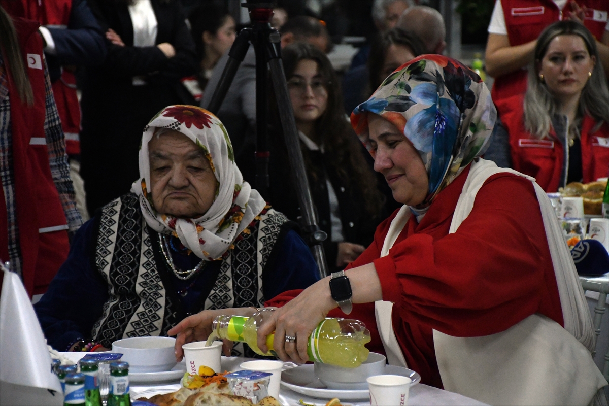 Kızılay Genel Başkanı Yılmaz, Düzce'de huzurevi sakinleriyle iftar yaptı