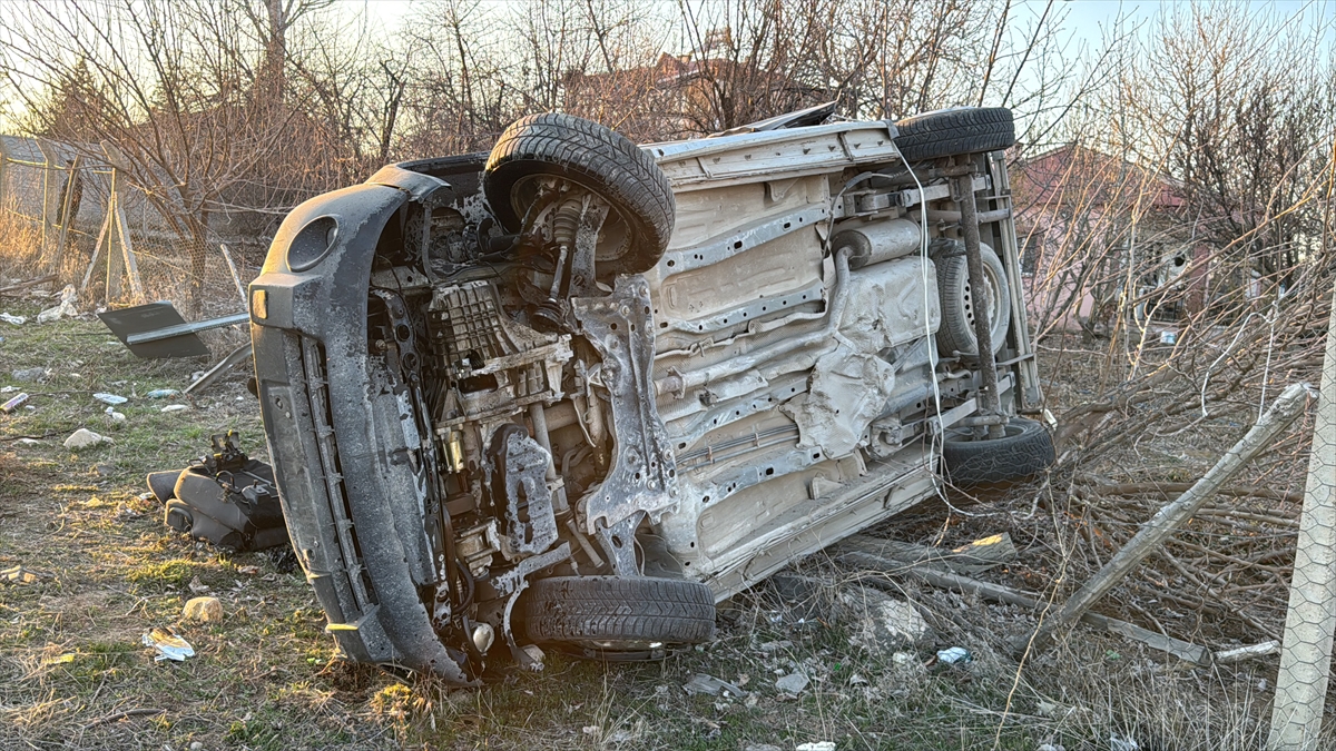 Elazığ'da hafif ticari aracın devrildiği kazada 5 kişi yaralandı