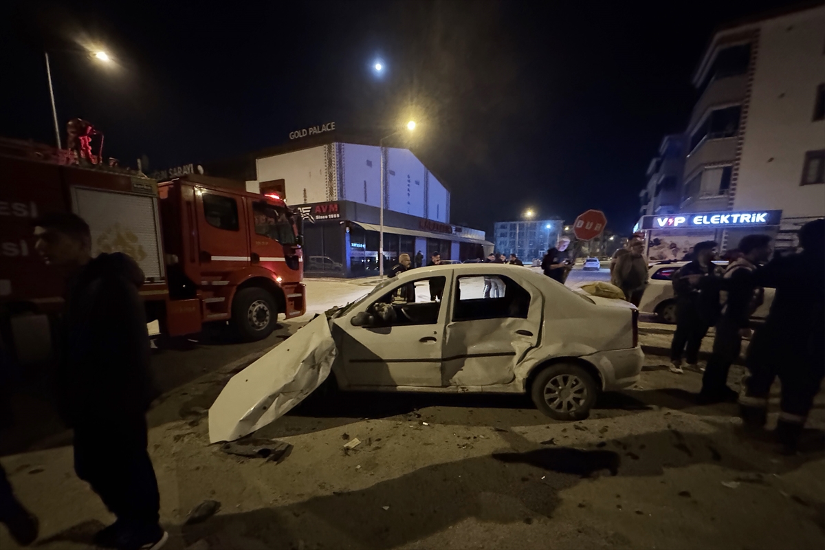 Elazığ'da iki otomobilin çarpıştığı kazada 4 kişi yaralandı