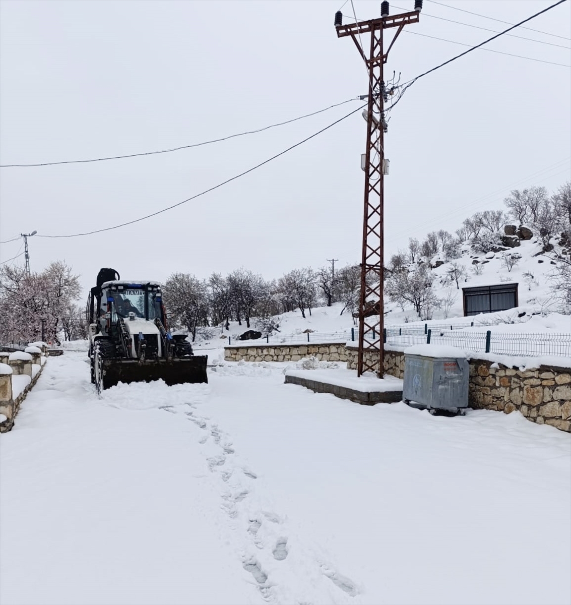 Elazığ'da kardan kapanan 291 köy yolu ulaşıma açıldı