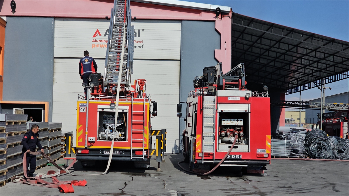 Erzincan'da alüminyum fabrikasında çıkan yangın söndürüldü