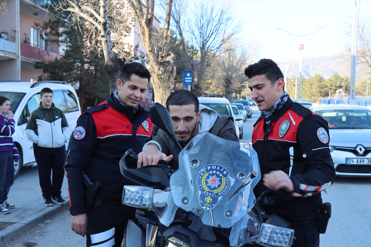 Erzincan'da çocuğun yunus polisleriyle tanışma hayalini Vali gerçekleştirdi