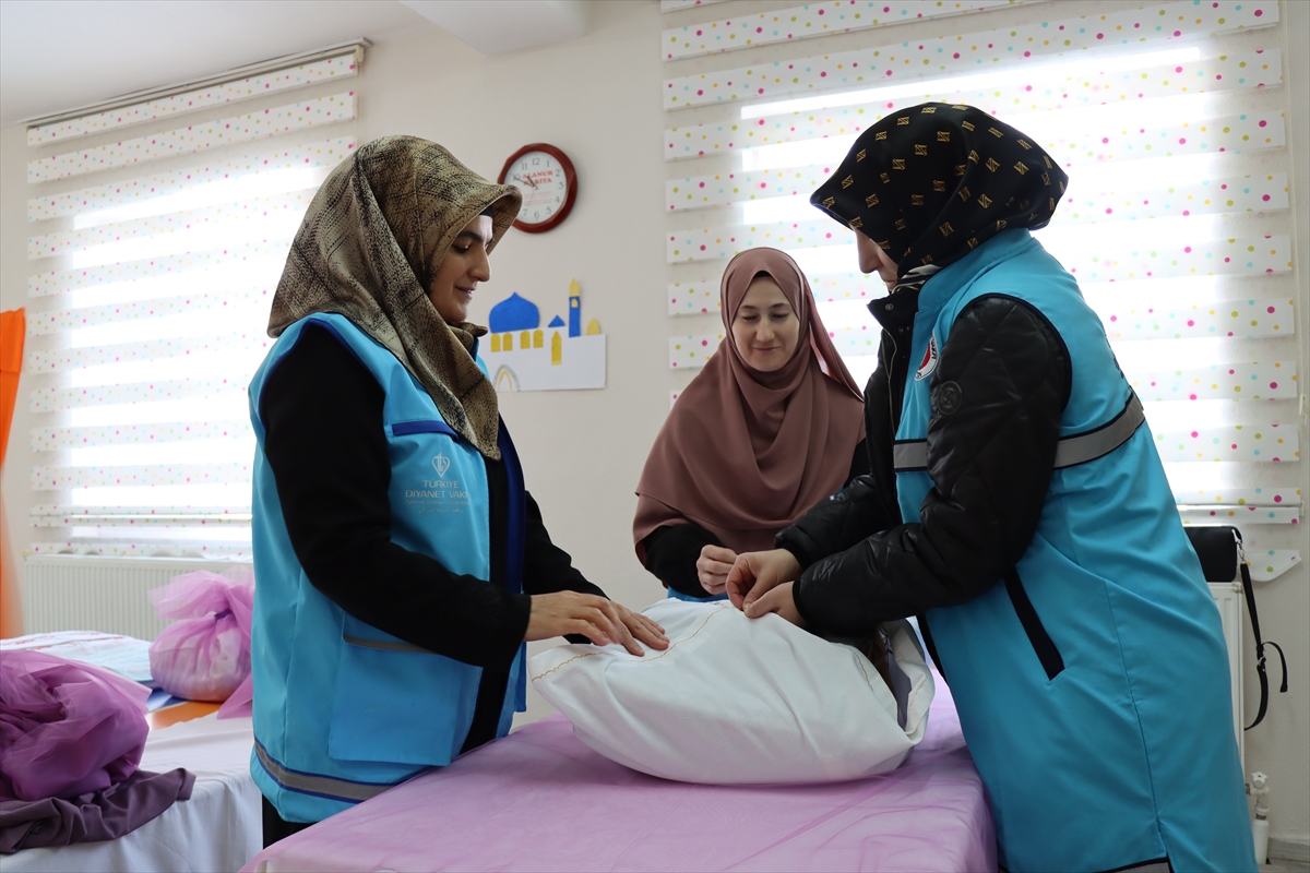 Erzincan'da el emeği “iyilik” örgüleri nişanlı çiftlere çeyiz oluyor