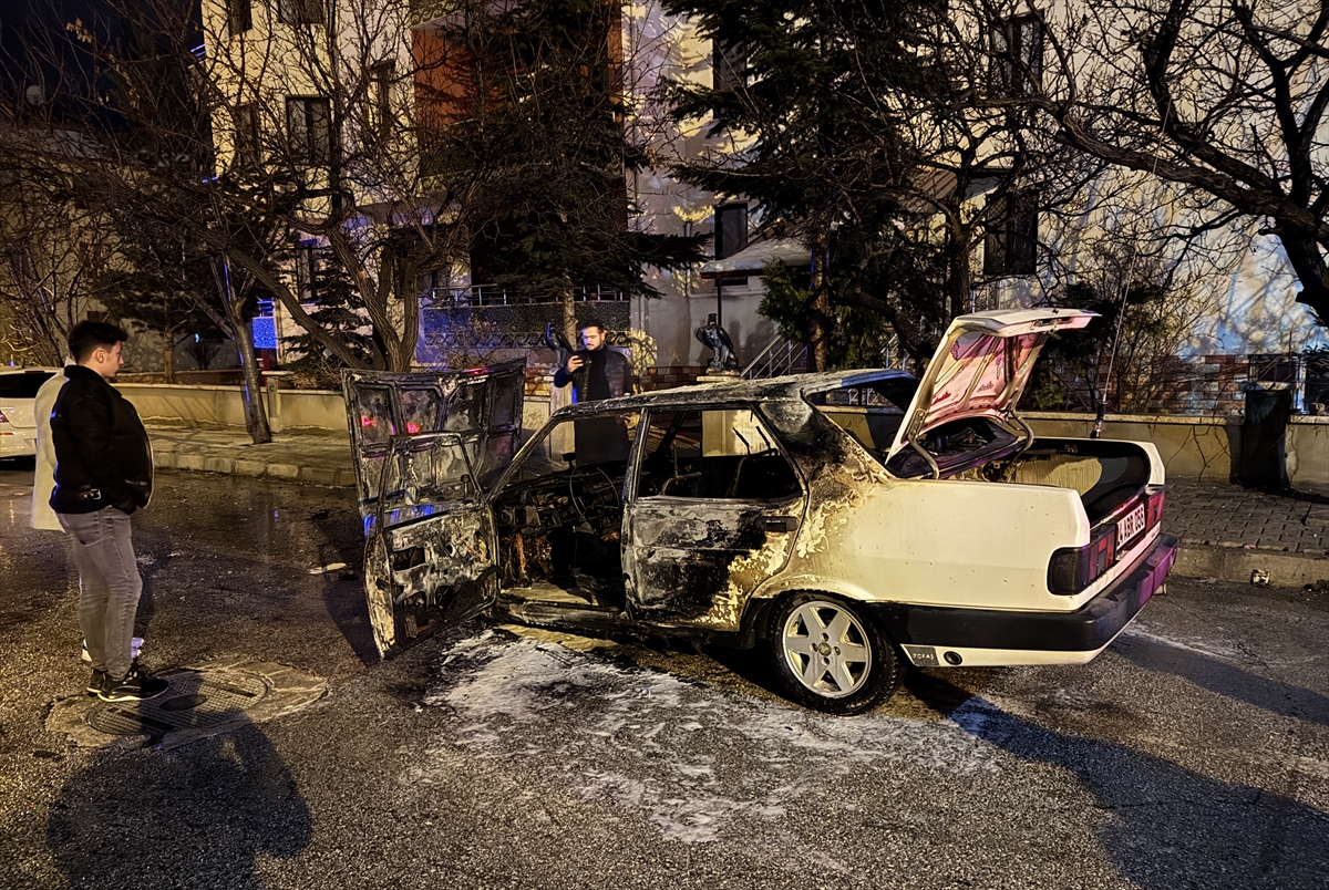 Erzincan'da seyir halindeyken alev alan otomobil kullanılamaz hale geldi