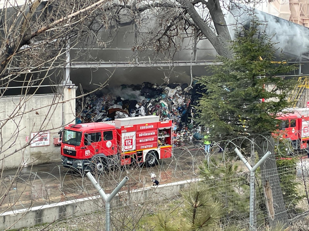 Eskişehir'de çimento fabrikasının geri dönüşüm tesisinde çıkan yangına müdahale ediliyor