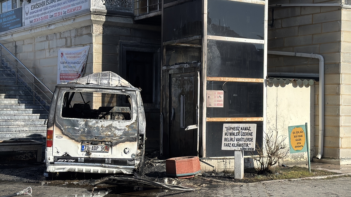 Eskişehir'de park halinde bulunduğu cami bahçesinde yanan kamyonetteki 4 çocuk yaralandı