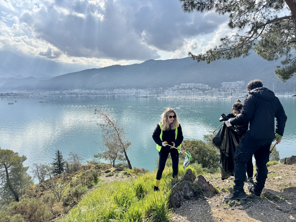 Fethiye'de gönüllülerin katılımıyla çevre temizliği yapıldı