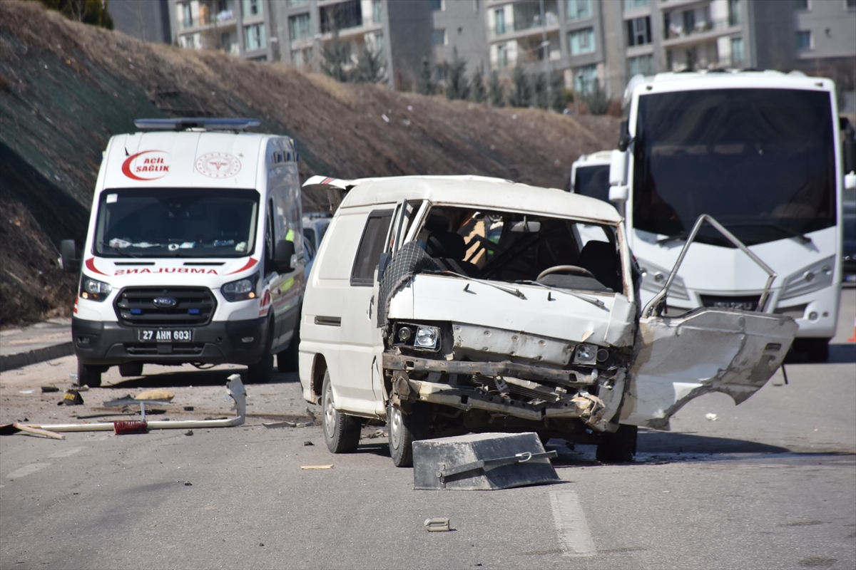 Gaziantep'te otomobil ile hafif ticari aracın çarpıştığı kazada 1 kişi öldü, 3 kişi yaralandı