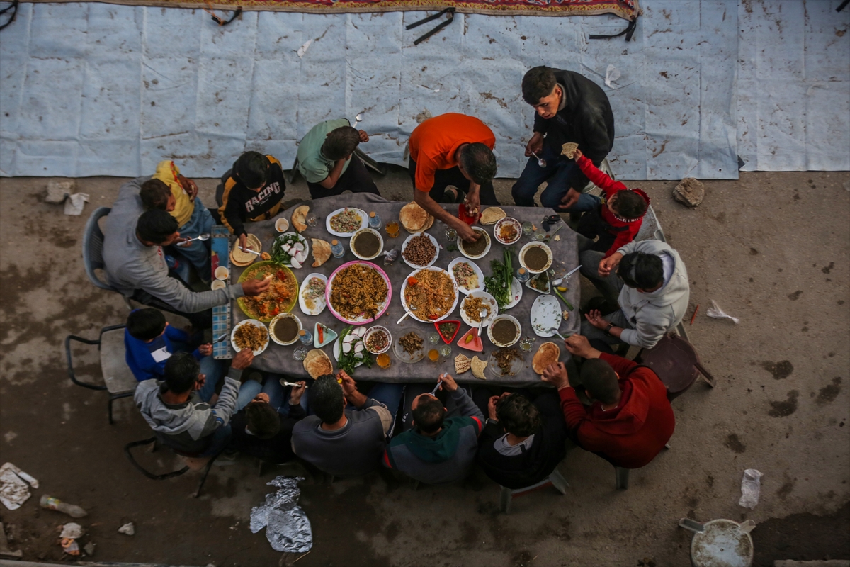 Gazze’de yıkıntılar arasında toplu iftar