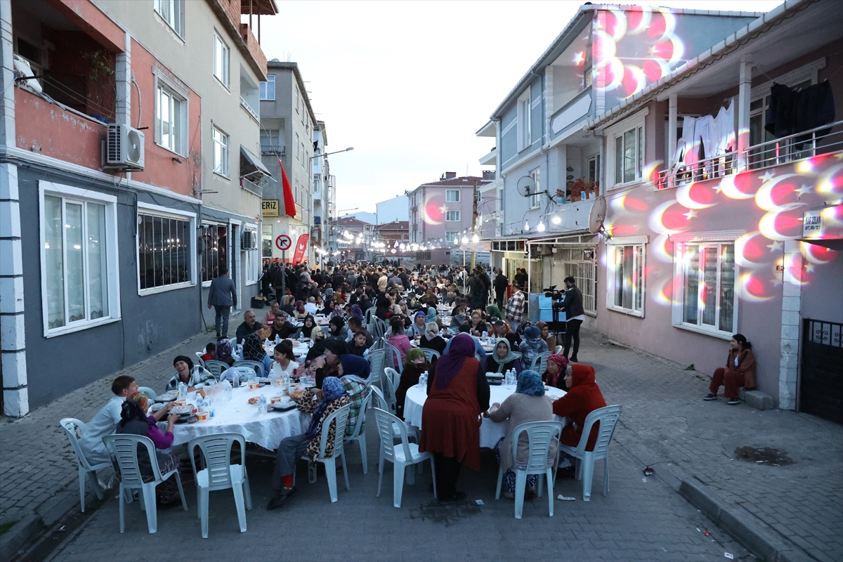 Gençlik ve Spor Bakanı Bak, Kırklareli'nde Roman vatandaşlarla iftar yaptı: