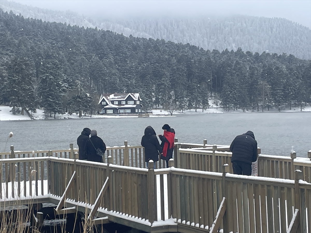 Gölcük Tabiat Parkı martta yağan karla farklı bir güzelliğe büründü