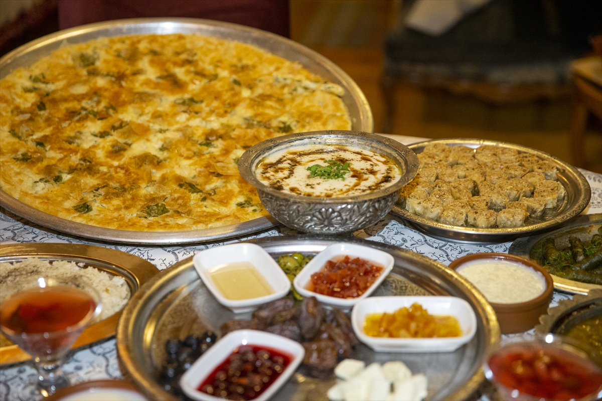 Göynük'ün geleneksel iftar sofraları, misafirlere yöresel zenginliği yaşatıyor